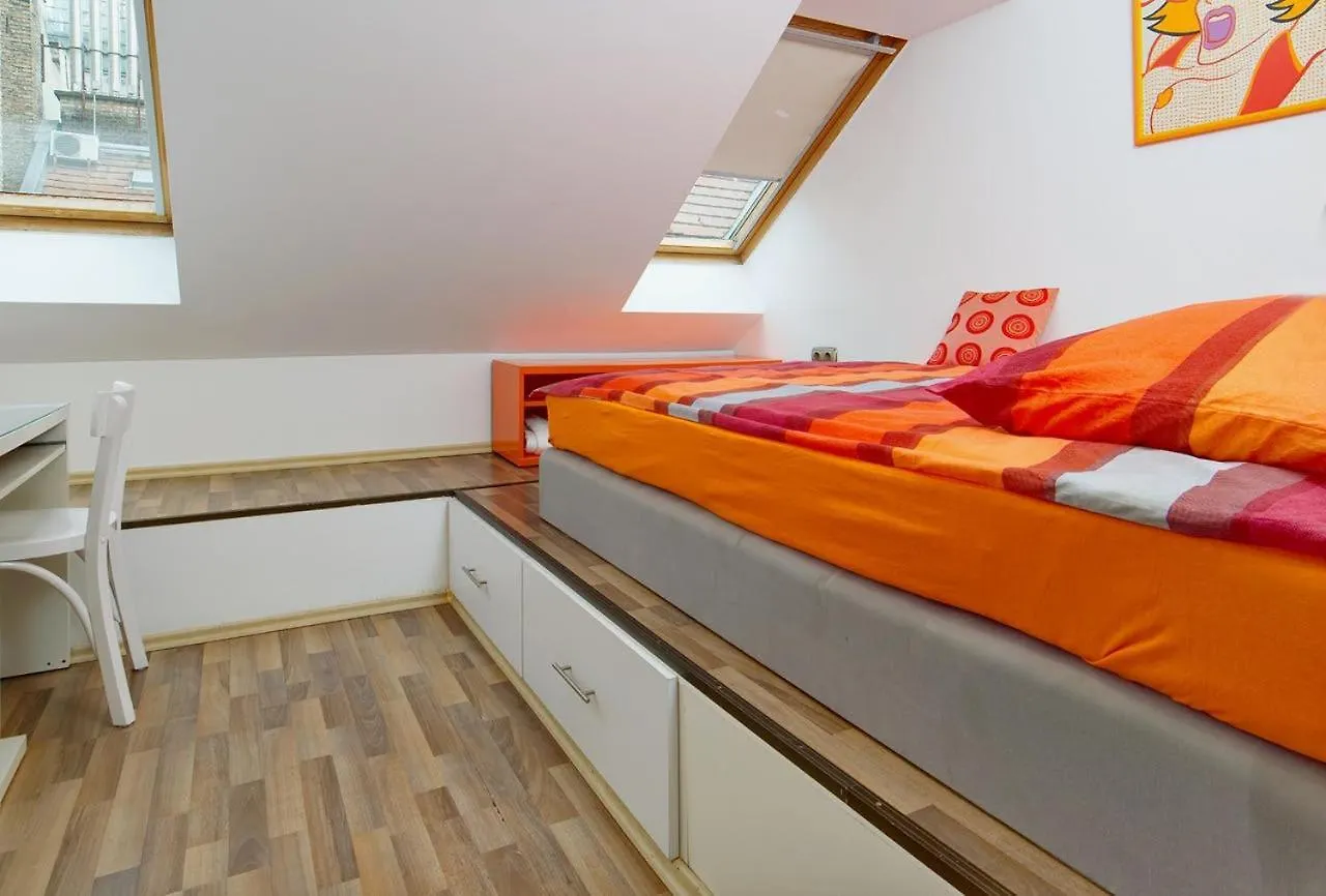 Apartment Central Charm In Budapest'S Bustling 6Th District